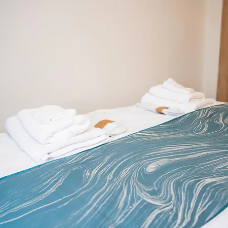 Modern & Spacious 4-bedroom In Crumpsall Apartman Manchester