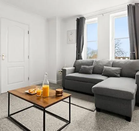 Arosa Escape- Modern2 Bed Suite,sleeps 5,free Parking,ps4,kingbed,wifi,near Christies *