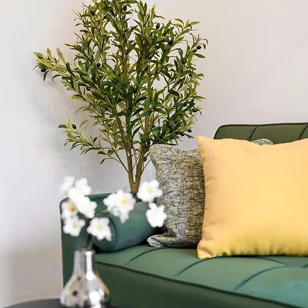 Апартаменты Spacious 3 Bedroom House For Single & Group Accommodation And Free Parking *