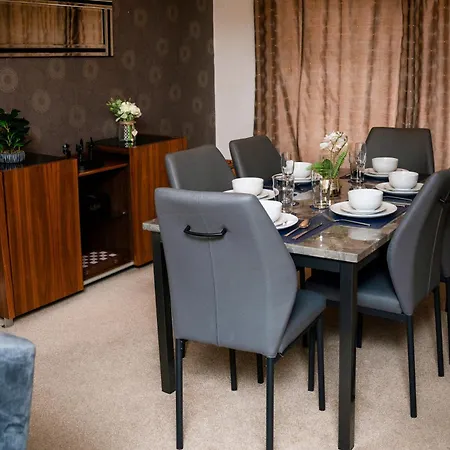 Modern & Spacious 4-bedroom In Crumpsall Apartman *