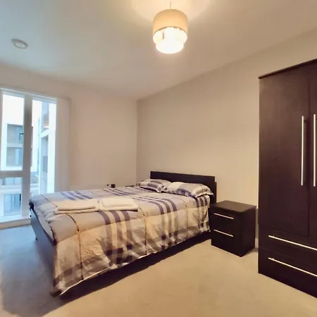 Modern Near Oxford Road, Centre Daire