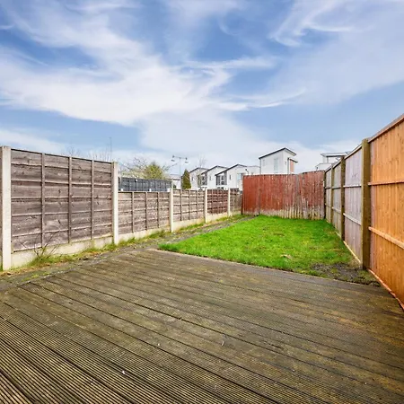 Spacious 3 Bedroom House For Single & Group Accommodation And Free Parking