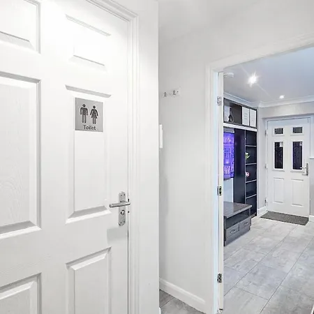 Deluxe 4-bed Near Etihad & C0-0p Arena, Parking X 2 Cars Or Vans, Sleeps 9