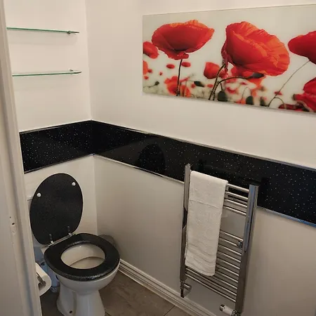 Deluxe 4-bed Near Etihad & C0-0p Arena, Parking X 2 Cars Or Vans, Sleeps 9 شقة