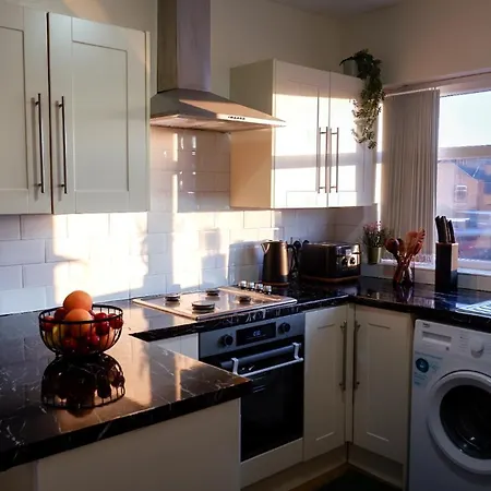 Near Uni And Hospital - Long - Fast Wi-fi - 15 Mins To *