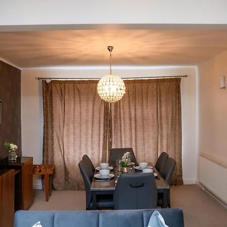 Apartman Modern & Spacious 4-bedroom In Crumpsall *