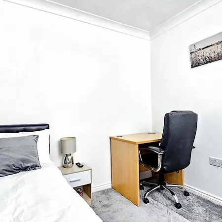 شقة Deluxe 4-bed Near Etihad & C0-0p Arena, Parking X 2 Cars Or Vans, Sleeps 9
