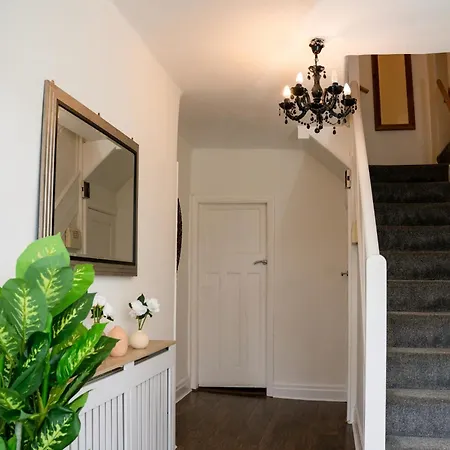 Apartman Modern & Spacious 4-bedroom In Crumpsall