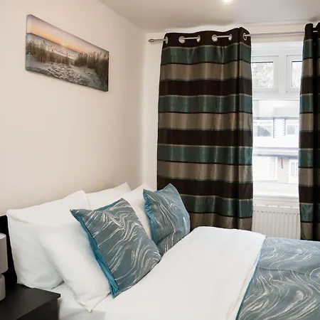 Modern & Spacious 4-bedroom In Crumpsall *