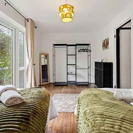 Modern 4 Bedroom House For 9 Guests With Free Parking By The Cosy Corner Nationwide Apartman *