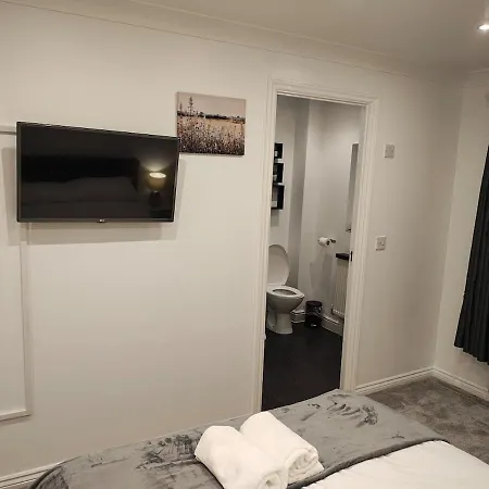 Deluxe 4-bed Near Etihad & C0-0p Arena, Parking X 2 Cars Or Vans, Sleeps 9
