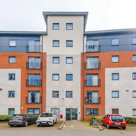 Stylish 2 Bedroom, 2 Bathroom With Free Parking *