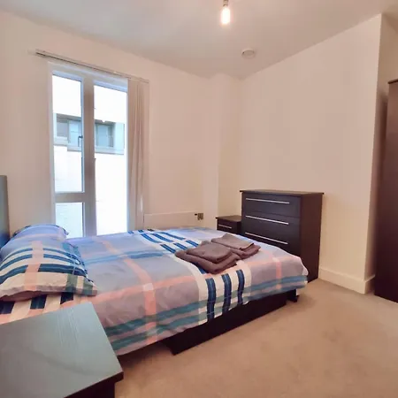 Modern Near Oxford Road, Centre Daire *