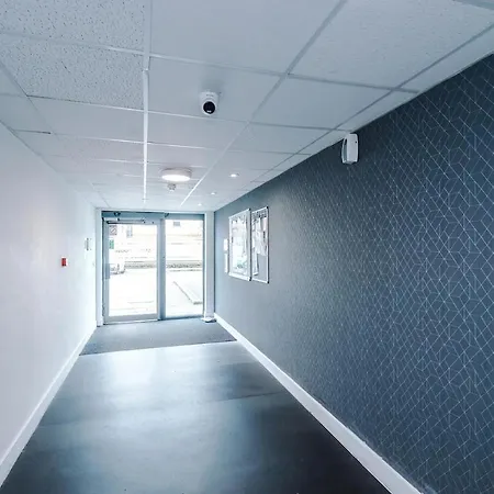 Stylish 2 Bedroom, 2 Bathroom With Free Parking *