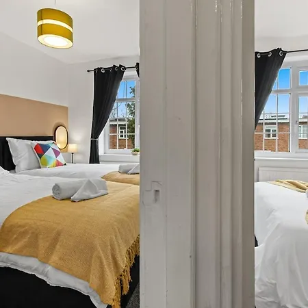 Modern 4 Bedroom House For 9 Guests With Free Parking By The Cosy Corner Nationwide Apartman *