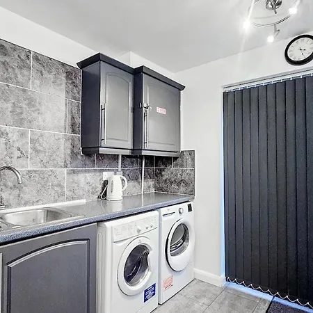 Deluxe 4-bed Near Etihad & C0-0p Arena, Parking X 2 Cars Or Vans, Sleeps 9 شقة مانشستر