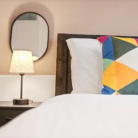 Modern 4 Bedroom House For 9 Guests With Free Parking By The Cosy Corner Nationwide Apartman *