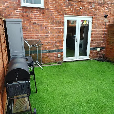 Deluxe 4-bed Near Etihad Stadium & C0-0p Arena, Sleeps 9 *