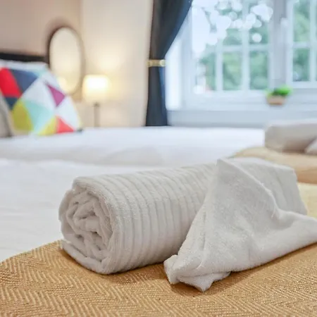 Apartman Modern 4 Bedroom House For 9 Guests With Free Parking By The Cosy Corner Nationwide *
