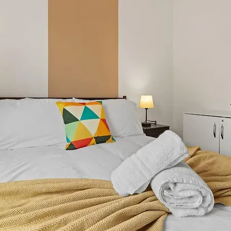 Modern 4 Bedroom House For 9 Guests With Free Parking By The Cosy Corner Nationwide Apartman