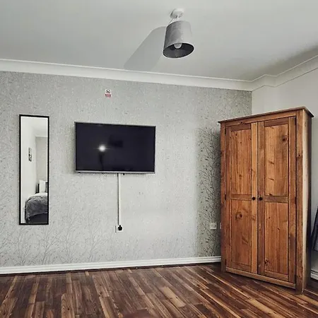 شقة Deluxe 4-bed Near Etihad & C0-0p Arena, Parking X 2 Cars Or Vans, Sleeps 9 *