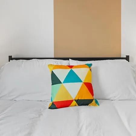 Modern 4 Bedroom House For 9 Guests With Free Parking By The Cosy Corner Nationwide *