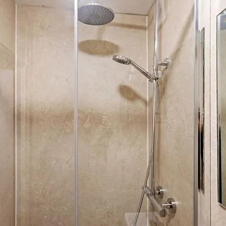 Modern 4 Bedroom House For 9 Guests With Free Parking By The Cosy Corner Nationwide 아파트 *