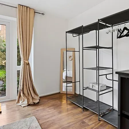 Modern 4 Bedroom House For 9 Guests With Free Parking By The Cosy Corner Nationwide 아파트 *