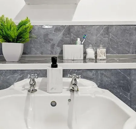公寓 Arosa Escape- Modern2 Bed Suite,sleeps 5,free Parking,ps4,kingbed,wifi,near Christies