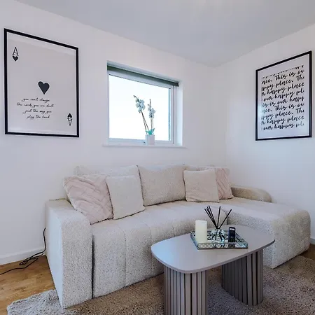Stylish Mcr 1br Etihad Coop Live Parking