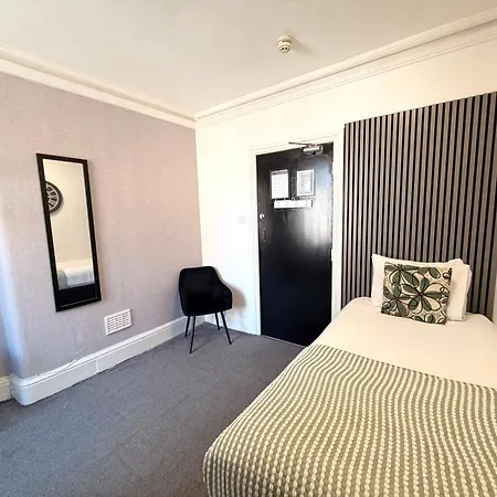 Mitre Centre Hotel 3*