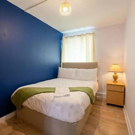 Bright Three Bedroom With Free Parking And Wifi Apartment Manchester