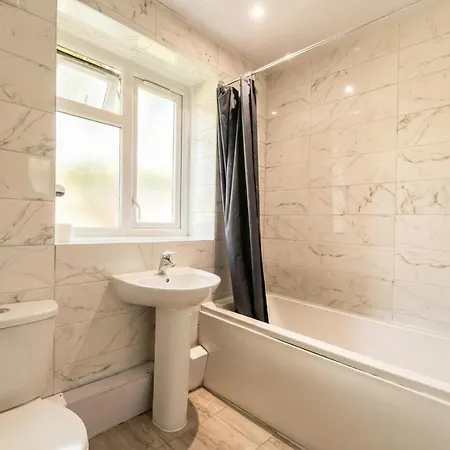 Bright Three Bedroom With Free Parking And Wifi 맨체스터