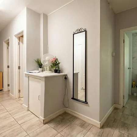 Bright Three Bedroom With Free Parking And Wifi * Manchester