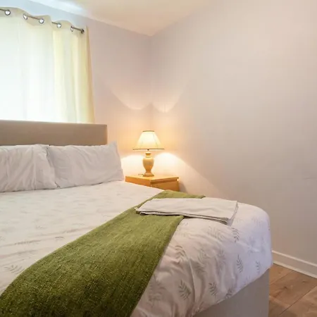 Bright Three Bedroom With Free Parking And Wifi