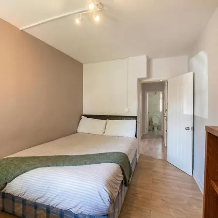 Bright Three Bedroom With Free Parking And Wifi Apartment