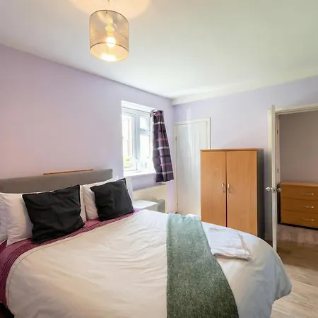 Apartment Bright Three Bedroom With Free Parking And Wifi