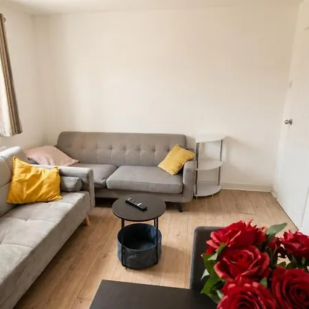 Apartment Bright Three Bedroom With Free Parking And Wifi *