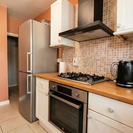 Bright Three Bedroom With Free Parking And Wifi *
