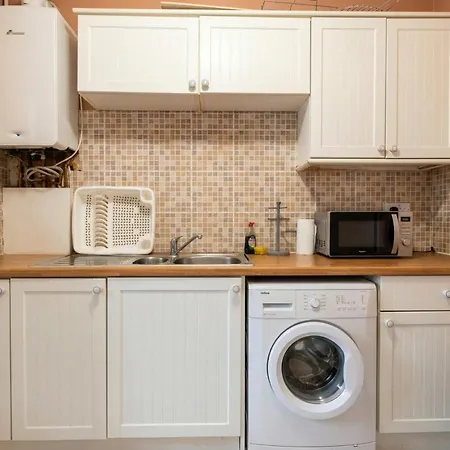 Bright Three Bedroom With Free Parking And Wifi 맨체스터