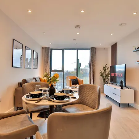 Modern 2 Bed, 2 Bath With Ensuite By Avalora Short Lets & Serviced Salford, Near Tram Manchester, Train Station, Parking * Manchester