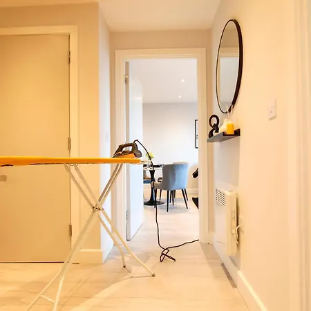 Modern 2 Bed, 2 Bath With Ensuite By Avalora Short Lets & Serviced Salford, Near Tram Manchester, Train Station, Parking 맨체스터