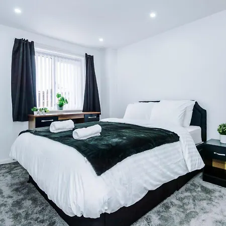 Luxury 3 Bedroom House Close To Center Lägenhet *