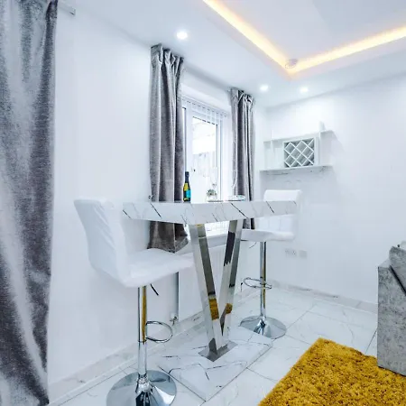 Luxury 3 Bedroom House Close To Center Manchester