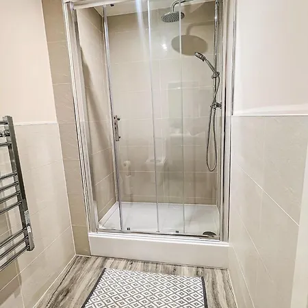 Entire 2 Bedroom And 2 Bathroom In -free Underground Parking *