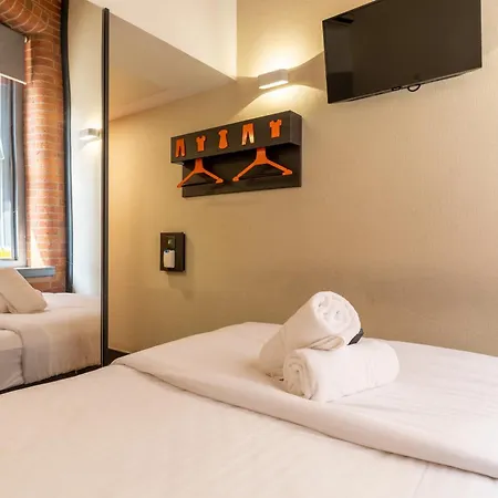 Easyhotel 2*