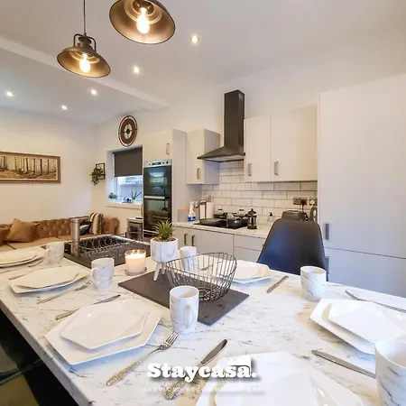 Spacious 6-bed With Large Patio And Free Parking Vakantiehuis *