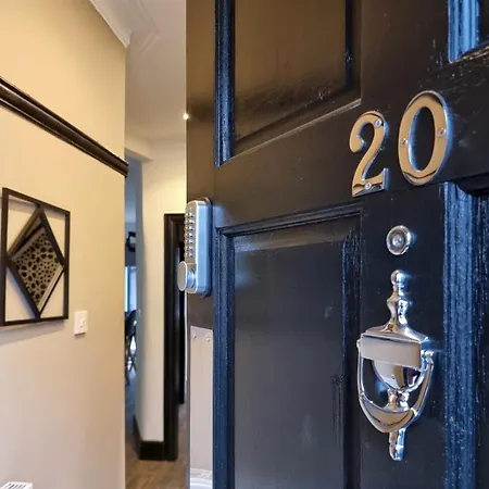 Ferienhaus Spacious 6-bed With Large Patio And Free Parking *