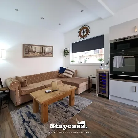 Vakantiehuis Spacious 6-bed With Large Patio And Free Parking *
