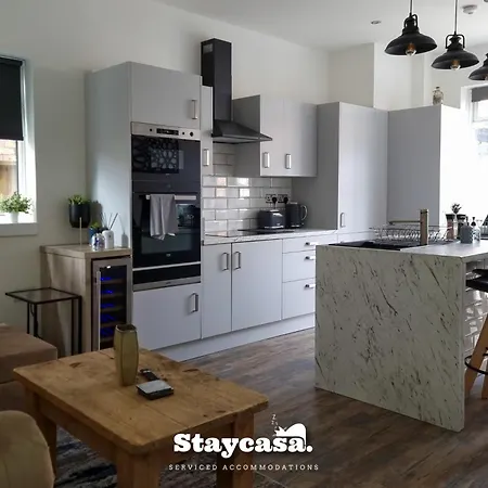 Ferienhaus Spacious 6-bed With Large Patio And Free Parking